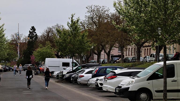 Der Mainkai-Parkplatz: Er sollte bereits 2018 nur noch für Anwohner und Hotelgäste geöffnet sein. Dagegen klagte eine Initiative. Noch immer ist alles beim Alten.