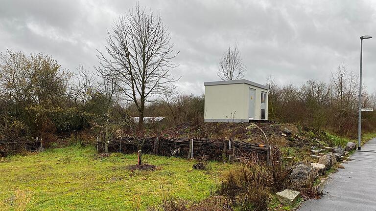 Auf dieser Fläche am Moosanger in Haßfurt könnte eine neue Unterkunft für Geflüchtete entstehen. Doch viele Mitglieder des Stadtrates halten den Standort für ungeeignet.