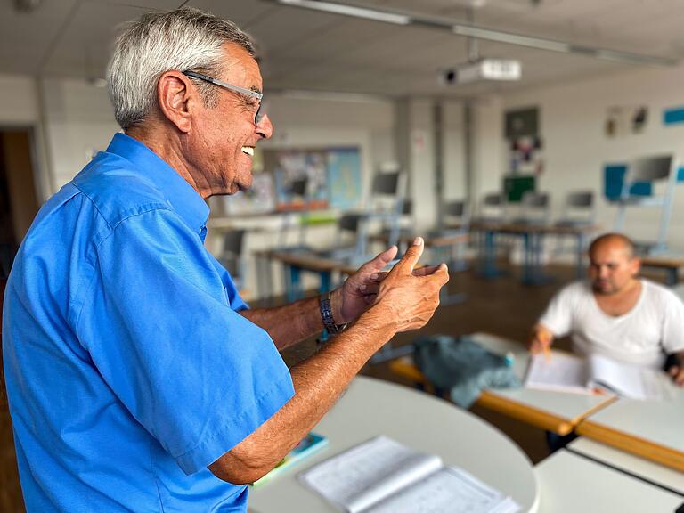 Der ehemalige Lehrer am Karlstadter Gymnasium, Ludwig Brach, hilft den Teilnehmern, sich in ihrer neuen Umgebung zurechtzufinden. Er nutzt oft visuelle Hilfsmittel, um die Verständigung zu erleichtern. Der ehemalige Lehrer am Karlstadter Gymnasium, Ludwig Brach, hilft den Teilnehmern, sich in ihrer neuen Umgebung zurechtzufinden. Er nutzt oft visuelle Hilfsmittel, um die Verständigung zu erleichtern.