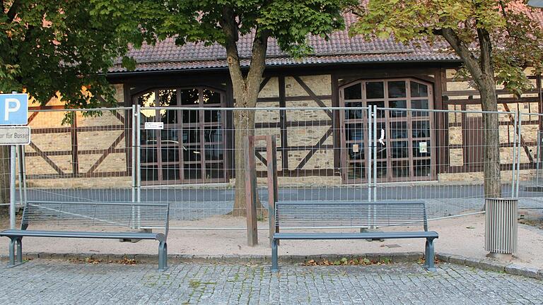 Die Ostheimer Markthalle hinter Gittern. Die Arbeiten zur Sanierung der Markthalle haben begonnen, aktuell gerade im Innenbereich. Über die Baufortschritte wird auch auf der Homepage der Stadt berichtet.