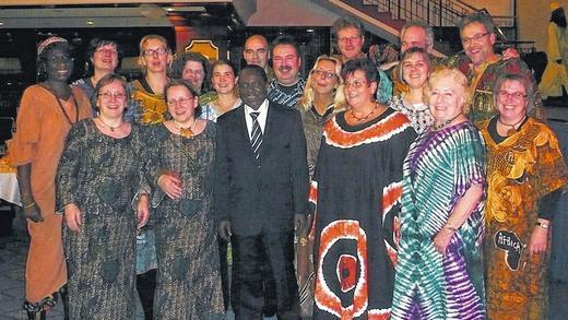 Großer Ehre: Der Würzburger Tansaniachor trat in Berlin zum 50. Jahrestag der Unabhängigkeit des afrikanischen Landes auf. Botschafter Ahmada R. Ngemera steht vorne in der Mitte, Chorleiter Uwe Feulner ist rechts hinter dem Botschafter zu erkennen. Großer Ehre: Der Würzburger Tansaniachor trat in Berlin zum 50. Jahrestag der Unabhängigkeit des afrikanischen Landes auf. Botschafter Ahmada R. Ngemera steht vorne in der Mitte, Chorleiter Uwe Feulner ist rechts hinter dem Botschafter zu erkennen.