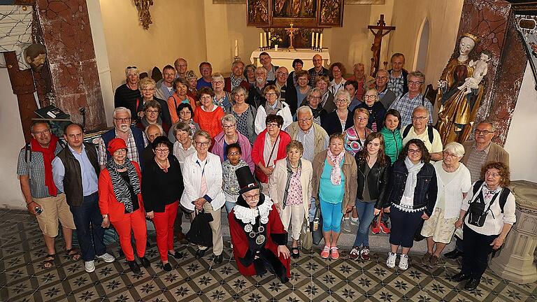 Deutsche und französische Partnerschaftsfreunde in der Themarer St. Batholomäuskirche.