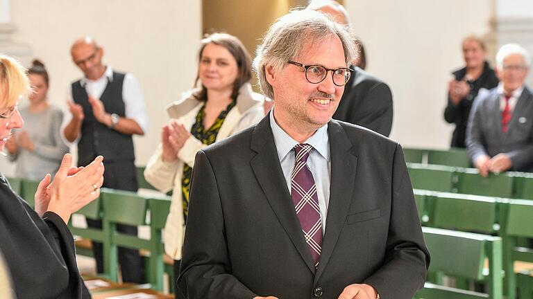 Der neue Schulleiter des Dag-Hammarskjöld-Gymnasiums Würzburg Günter Beck-Mathieu wird in der Kirche St. Stephan in Würzburg mit einem Gottesdienst von Dekanin Edda Weise eingeführt.