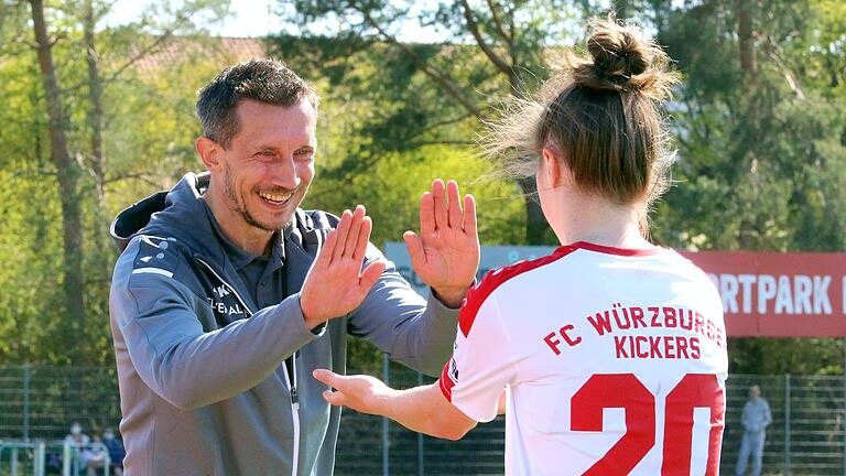 Gelungenes Debüt von Ex-Profi Markus Lützler an der Seitenlinie bei den Zweitliga-Frauen der Würzburger Kickers: Hier freut er sich mit Mittelfeldspielerin und Torschützin Nicole Kreußer über den zweiten Saisonsieg des Teams.