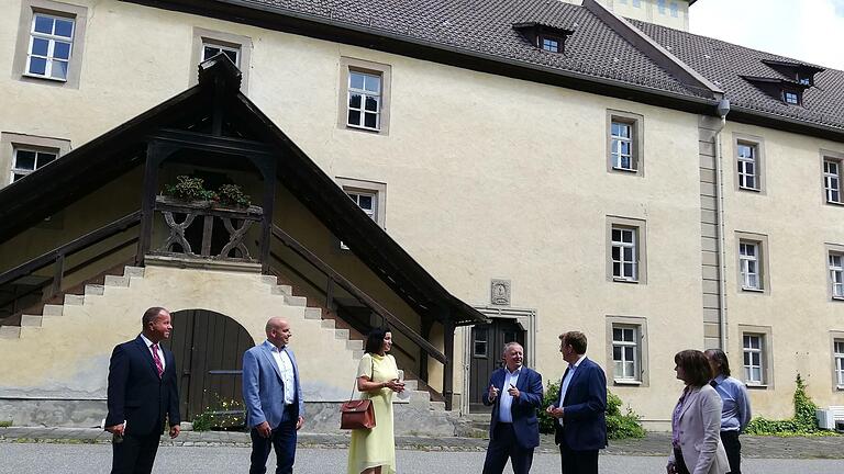 Maria Bildhausens Gesamtleiter Rainer Waldvogel führte die Gäste durch das Klosterareal (von links: Rainer Waldvogel, Bürgermeister Michael Kastl, MdB Dorothee Bär, Landrat Thomas Bold, MdB Dr. Reinhard Brandl, Regionalmanagerin Cordula Kuhlmann und Denkmalreferent Friedrich Roskamp, hinten).Foto: Heike Beudert       -  Maria Bildhausens Gesamtleiter Rainer Waldvogel führte die Gäste durch das Klosterareal (von links: Rainer Waldvogel, Bürgermeister Michael Kastl, MdB Dorothee Bär, Landrat Thomas Bold, MdB Dr. Reinhard Brandl, Regionalmanagerin Cordula Kuhlmann und Denkmalreferent Friedrich Roskamp, hinten).Foto: Heike Beudert