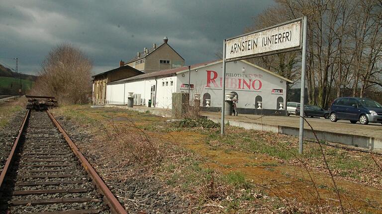 Wo einst der Arnsteiner Bahnhof war, sind heute Parkplätze der Spielothek 'Rubino'.