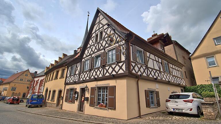 Vor zehn Jahren hat Sebastian Stahl die traditionsreiche Weinstube Ehrbar in Frickenhausen erworben und seitdem umfassen modernisiert. Vor zehn Jahren hat Sebastian Stahl die traditionsreiche Weinstube Ehrbar in Frickenhausen erworben und seitdem umfassen modernisiert.