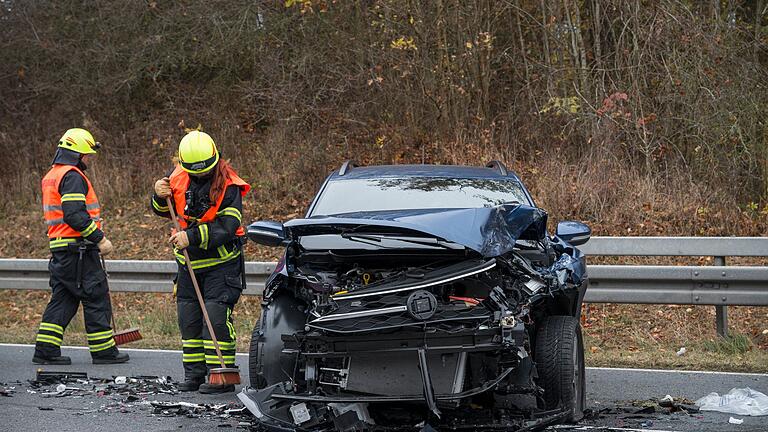 Verkehrsunfall mit mindestens sieben Fahrzeugen auf B4       -  Feuerwehrleute räumten nach den drei Unfällen die Trümmer weg.