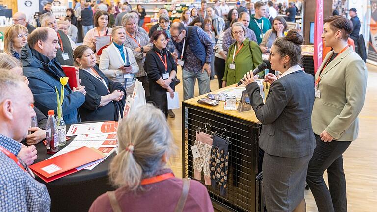 Reges Interesse beim Vortrag des Krämerladens aus Wiesenbronn. Reges Interesse beim Vortrag des Krämerladens aus Wiesenbronn.