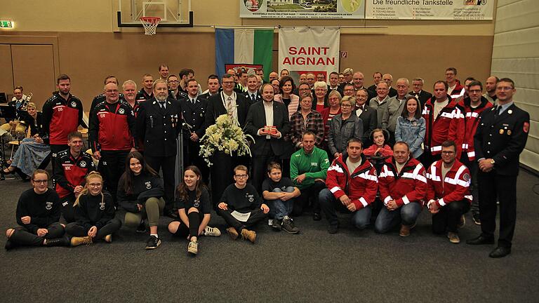 Zahlreiche Personen wurden beim Neujahrsempfang der Gemeinde Thüngersheim für besonderes ehrenamtliches Engagement oder sportliche Leistungen ausgezeichnet. Zahlreiche Personen wurden beim Neujahrsempfang der Gemeinde Thüngersheim für besonderes ehrenamtliches Engagement oder sportliche Leistungen ausgezeichnet.