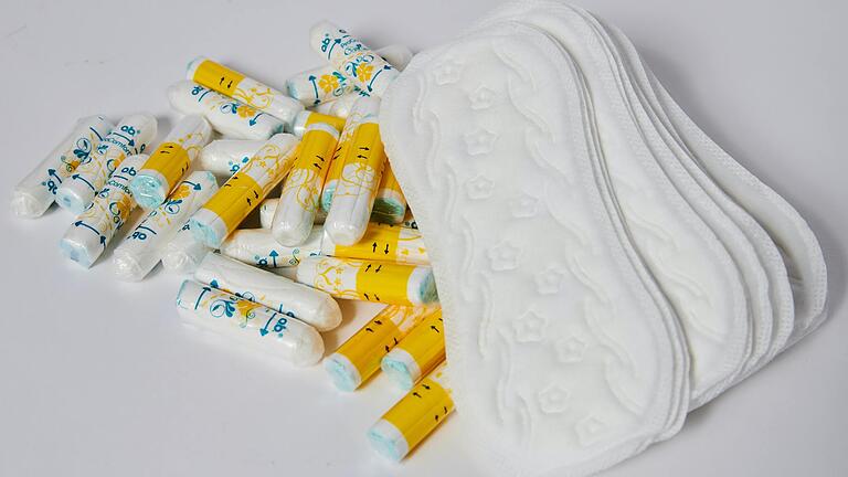 Menstruationsprodukte sind teuer und häufig nicht sofort zur Hand. Der Würzburger Stadtrat hat nun ein Pilotprojekt mit kostenlosen Periodenprodukten an öffentlichen Orten beschlossen. Menstruationsprodukte sind teuer und häufig nicht sofort zur Hand. Der Würzburger Stadtrat hat nun ein Pilotprojekt mit kostenlosen Periodenprodukten an öffentlichen Orten beschlossen.