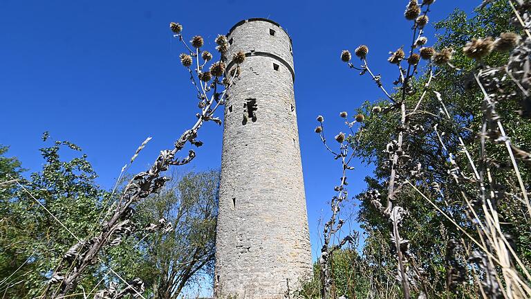 19 Meter hoch ragt der Landturm über dem Ochsenfurter Wolfgangsberg auf. Er gehört zu den letzten Überresten der einstigen Landwehr.