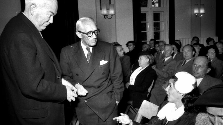 Am 5. Oktober 1952 bekam Leonhard Frank die Silberne Stadtplakette Würzburgs verliehen. Von links: OB Franz Stadelmayer, der sich von der misstrauischen Stimmung in der Stadt gegen den Schriftsteller nicht hatte beeindrucken lassen, Leonhard Frank und Franks dritte Ehefrau Charlott.