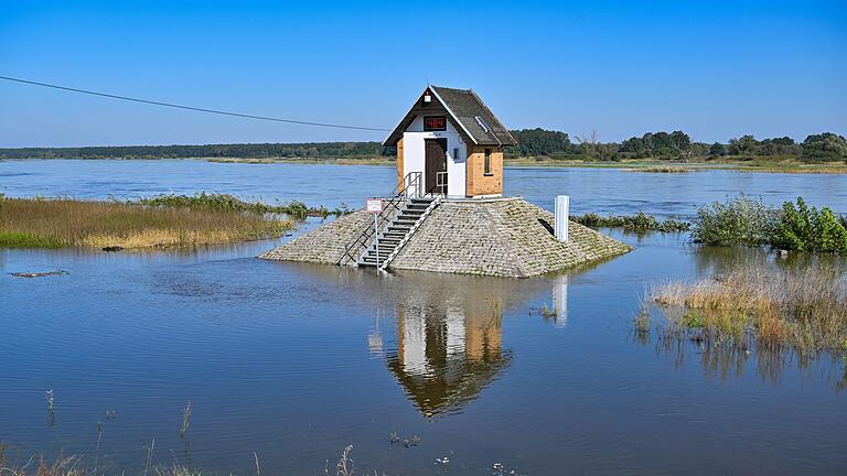 Hochwasser in Brandenburg       -  Rund um das Pegelhäuschen auf einem Sockel am Oderufer in Ratzdorf (Oder-Spree-Kreis) ist schon der hohe Wasserstand zu sehen.