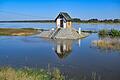 Hochwasser in Brandenburg       -  Rund um das Pegelhäuschen auf einem Sockel am Oderufer in Ratzdorf (Oder-Spree-Kreis) ist schon der hohe Wasserstand zu sehen.