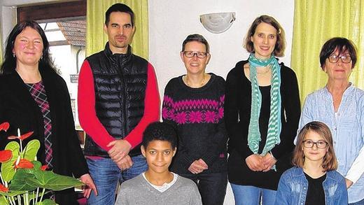 Klare Entscheidung: Isabell Schwenger (vorne rechts) und Brandon Cresente (links) waren die Sieger beim Vorlesewettbewerb. In der Jury saßen (hinten von rechts) Brigitte Vanselow, Britt Kerstin Schmitt, Alexis Lender und Alexander Steinmetz mit Organisatorin Katharina Bötsch.