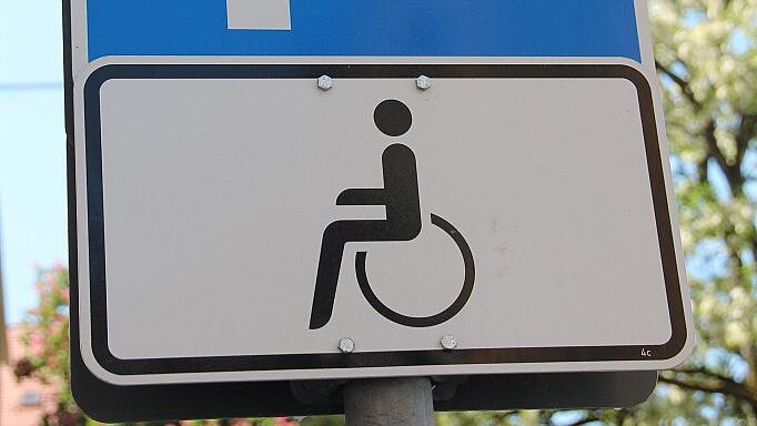 Unberechtigter Weise parken viele Autofahrer auf einem Behindertenparkplatz. Doch die Parkplätze sind ausschließlich für Autofahrer mit einem blauen Behindertenparkausweis reserviert.