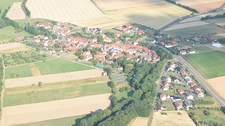 Weit mehr Verkehr als üblich strömt derzeit durch das Dorf am Fuße der Rhön, das diesmal beim Sommerrätsel gesucht wird.