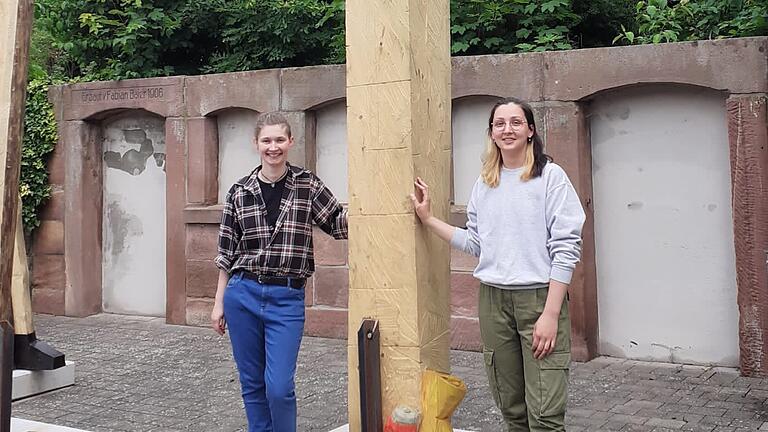 Die beiden Bischofsheimer Holzbildhauerinnen Johanna Barth und Johanna Helle haben an den diesjährigen Bildhauertagen in Poppenhausen teilgenommen und zum aktuellen Thema 'Wandern' eine Skulptur geschaffen, die zugleich auch daran erinnern soll, dass Abfall im Wanderrucksack wieder mit nach Hause genommen werden kann.