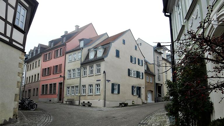 Von der Stadt hat der Frauenbund die Krumme Gasse 25-27 (die beiden beigen Eckhäuser) gepachtet.