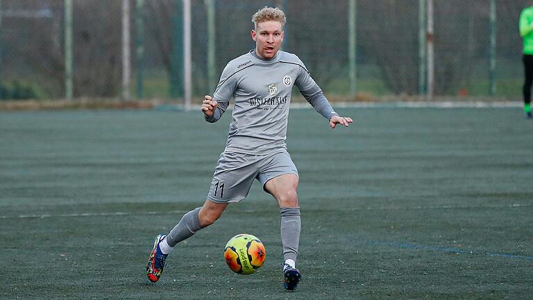 Die Außenbahnen sind sein Gebiet. Seit der Wintervorbereitung gehört Nicolas Engelking wieder zum Kader des Fußball-Bayernligisten FV 04 Würzburg. Der 25-Jährige kam sowohl im Testspiel gegen Rimpar (im Bild) als auch im ersten Ligaspiel nach der Winterpause gegen den ASV Neumarkt zum Einsatz. Die Außenbahnen sind sein Gebiet. Seit der Wintervorbereitung gehört Nicolas Engelking wieder zum Kader des Fußball-Bayernligisten FV 04 Würzburg. Der 25-Jährige kam sowohl im Testspiel gegen Rimpar (im Bild) als auch im ersten Ligaspiel nach der Winterpause gegen den ASV Neumarkt zum Einsatz.