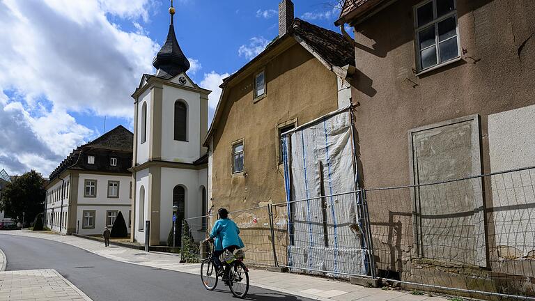 Kontrast: Links das Schlosshotel mit der schicken Schlosskirche im Eingangsbereich des Kurparks, daneben das 'Schmitts Mary Haus'.