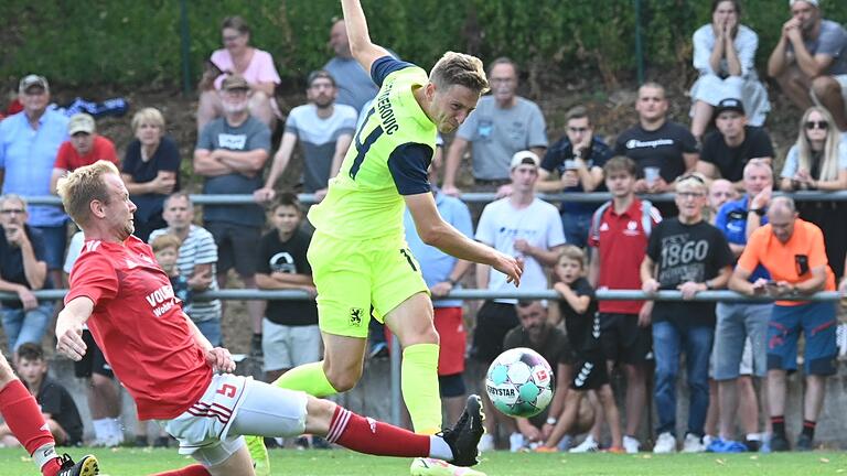 Sein größtes sportliches Erlebnis ist für Michael Schultheis (links), der hier vollen Einsatz gegen Meris Skenderović vom TSV 1860 München zeigt, das Pokalspiel gegen die Münchner Löwen im Juli vergangenen Jahres.