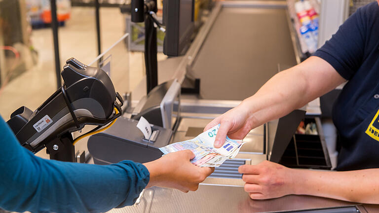 Geldabheben im Supermarkt.jpeg       -  Beim Bezahlen an der Supermarktkasse gleich noch Geld abheben? Das wird in Deutschland immer beliebter.