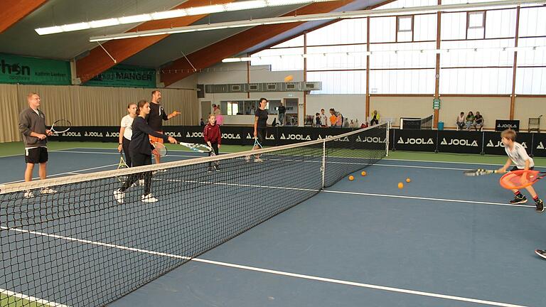 Der Schnuppertag beim Tennisclub Rot-Weiß Mellrichstadt war eine rundum gelungene Sache in der Tennishalle: Für Neueinsteiger oder Sportfreunde, die wieder Gefallen am „weißen Sport“ finden wollen, hatte der neue Clubtrainer Erasmus Ertel das passende Übungsprogramm parat.