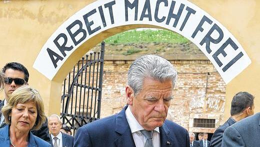 Beim Staatsbesuch in Tschechien: Bundespräsident Joachim Gauck und seine Lebensgefährtin Daniela Schadt besuchen die Gedenkstätte des ehemaligen Konzentrationslagers Theresienstadt.