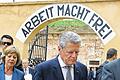 Beim Staatsbesuch in Tschechien: Bundespräsident Joachim Gauck und seine Lebensgefährtin Daniela Schadt besuchen die Gedenkstätte des ehemaligen Konzentrationslagers Theresienstadt.