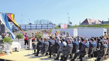 Bei Sonnenschein und musikalischer Untermalung lauschten die Anwesenden den Festrednern.