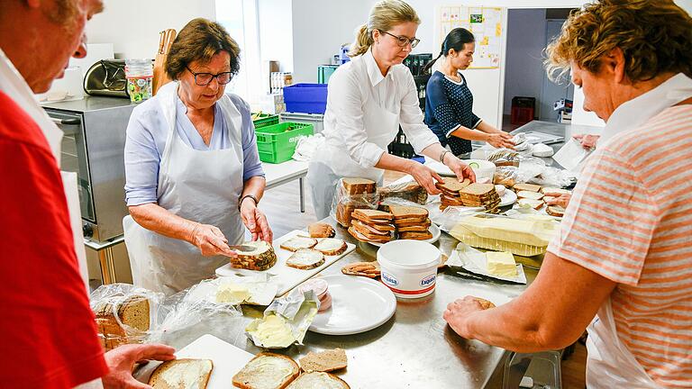 Die ehrenamtlichen Helfer der Kindertafel schmieren schultäglich rund 200 Brote für Kinder, die kein Pausenbrot von zu Hause mitbekommen.