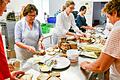 Die ehrenamtlichen Helfer der Kindertafel schmieren schultäglich rund 200 Brote für Kinder, die kein Pausenbrot von zu Hause mitbekommen.