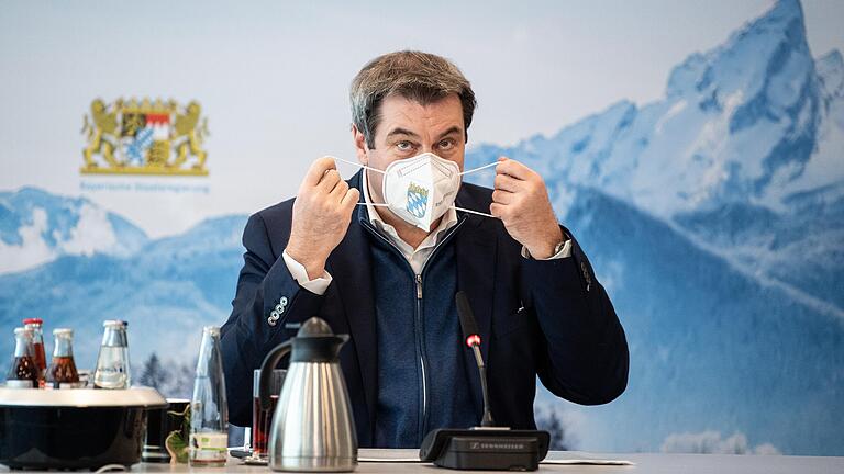 Ministerpräsident Markus Söder trägt schon seit einiger Zeit eine FFP2-Maske mit bayerischem Wappen.