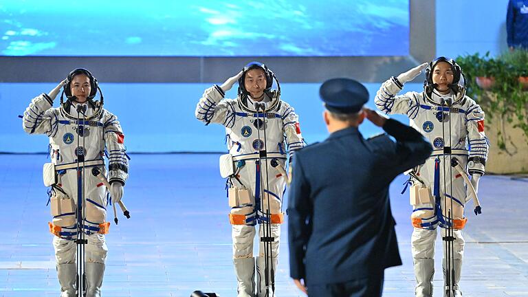 Vor chinesischer Raumfahrtmission Shenzhou-19       -  Mit Wang Haoze (l) ist erstmals seit 2022 wieder eine Frau Teil der Crew einer &bdquo;Shenzhou&rdquo;-Mission.