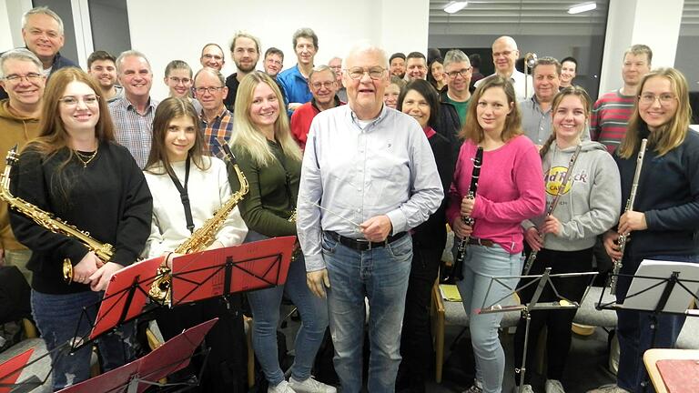 'Herr der 35 Musiker': Dirigent Gosbert Maisch inmitten seiner Mühlbacher Musikerinnen und Musiker. 'Herr der 35 Musiker': Dirigent Gosbert Maisch inmitten seiner Mühlbacher Musikerinnen und Musiker.
