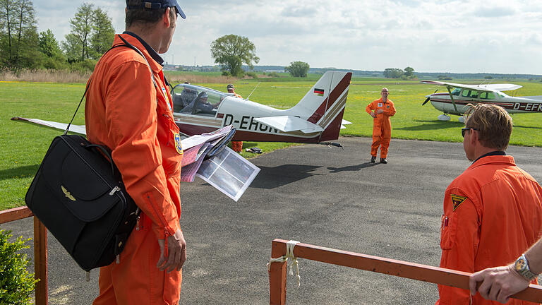 Luftrettungstaffel und Luftbeobachter auf dem Flugplatz Schweinfurt-Süd.