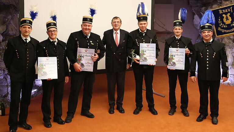 Ehrungen bei der Jubiläumsfeier (von links): Dietmar Stich (Vorstand Knappenchor), Edwin Knaus (zehn Jahre), Matthias Stadtelmeyer (25 Jahre), Schirmherr Baldwin Knauf, Hans-Martin Johrend (40 Jahre), Matthias Engel (30 Jahre) und Dirigent Johannes Wandler. Ehrungen bei der Jubiläumsfeier (von links): Dietmar Stich (Vorstand Knappenchor), Edwin Knaus (zehn Jahre), Matthias Stadtelmeyer (25 Jahre), Schirmherr Baldwin Knauf, Hans-Martin Johrend (40 Jahre), Matthias Engel (30 Jahre) und Dirigent Johannes Wandler.