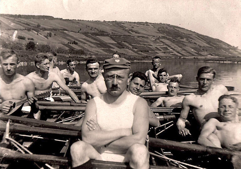 Ein Foto aus dem Jahr 1920: Ernst Ruschkewitz (rechts hinter der Schulter des Trainers) mit Mitgliedern der Würzburger Rudergesellschaft auf dem Main.&nbsp;