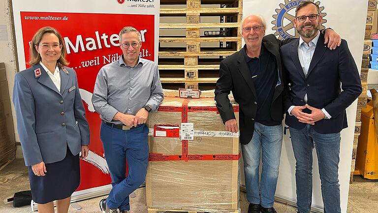 Glückliche Gesichter bei der Übergabe des Elektrokauterisationsgerät für die Geburtsklinik im ukrainischen Luzk (von links): Heike Fleischmann (Malteser Würzburg), Armin Kuhn (Universitätsklinikum Würzburg), Präsident Bernd Kremling und Dr. Christian Markus (beide RC Würzburg-Residenz).