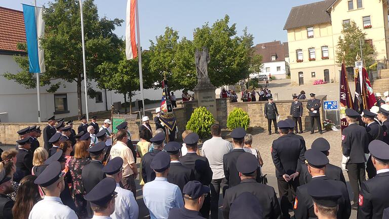 Jubiläums-Gedenken in Hambach: Am Gefallenen-Ehrenmal wurde der verstorbenen Feuerwehrkameraden gedacht.