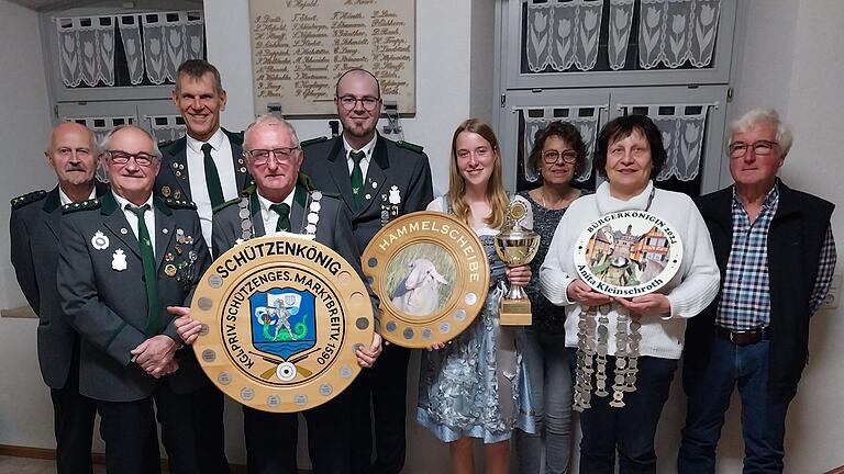 Die neuen Majestäten der Kgl. priv. SG Marktbreit: Dieter Müller, 1. Schützenmeister Günther Lannig, Lothar Weber, Schützenkönig Josef Zinner, Andreas Ihlefeldt, Bürgerjugendkönigin Jule Barthel, Claudia Reinhart, Bürgerkönigin Anita Kleinschroth und Wolfgang Redelhammer.