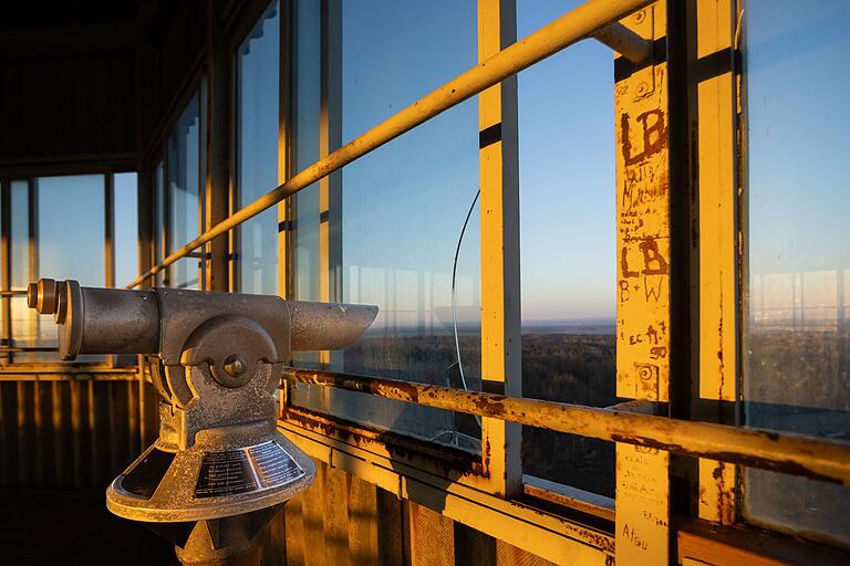 Der Bayernturm ist schon etwas in die Jahre gekommen. Doch der großartige Ausblick auf die ehemalige Grenze, das Grünes Band, und die umliegenden Haßberge lohnt sich. Der Aussichtsturm ist nicht Teil der Wandertour, aber mit dem Auto in wenigen Minuten erreichbar. Der Bayernturm ist schon etwas in die Jahre gekommen. Doch der großartige Ausblick auf die ehemalige Grenze, das Grünes Band, und die umliegenden Haßberge lohnt sich. Der Aussichtsturm ist nicht Teil der Wandertour, aber mit dem Auto in wenigen Minuten erreichbar.