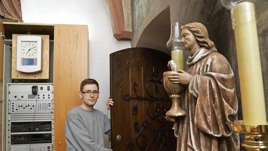Michael Brendan öffnet die Verbindungstür zwischen der Sakristei und dem Altarraum der Stadtpfarrkirche St. Johannes. Fotos Arkadius Guzy - Michael Brendan öffnet die Verbindungstür zwischen der Sakristei und dem Altarraum der Stadtpfarrkirche St. Johannes. Fotos Arkadius Guzy Michael Brendan öffnet die Verbindungstür zwischen der Sakristei und dem Altarraum der Stadtpfarrkirche St. Johannes. Fotos Arkadius Guzy - Michael Brendan öffnet die Verbindungstür zwischen der Sakristei und dem Altarraum der Stadtpfarrkirche St. Johannes. Fotos Arkadius Guzy