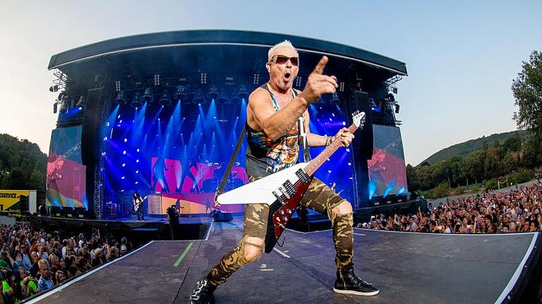 Gitarrenspiel hält jung: Rudolf Schenker heizt den rund 6000 Besuchern des Bad Kissinger Scorpions-Konzerts mächtig ein. Fabian Gebert       -  Gitarrenspiel hält jung: Rudolf Schenker heizt den rund 6000 Besuchern des Bad Kissinger Scorpions-Konzerts mächtig ein. Fabian Gebert