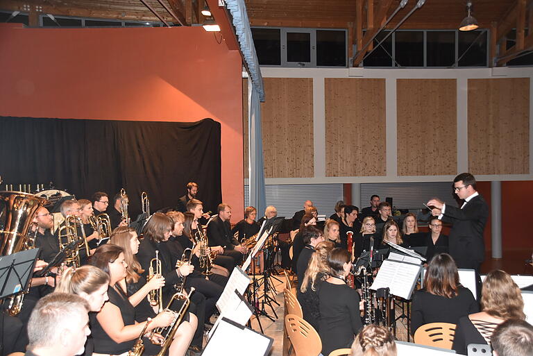 Stimmungsvoll, begeisternd und sehr gelungen war das Jahreskonzert des Symphonischen Blasorchesters der Musikkapelle Lengfurt in der Mehrzweckhalle Karbach.