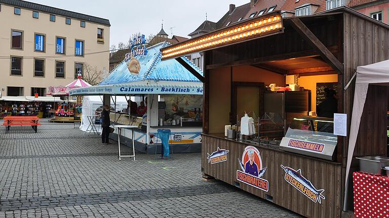 Eine breite Auswahl an Fisch bietet der Fischmarkt auf dem Schweinfurter Marktplatz.