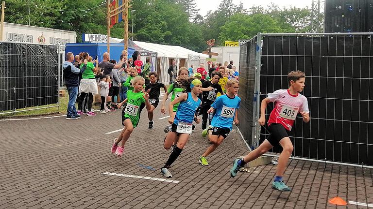 Flotte Beine bewiesen die Schülerinnen und Schüler schon gleich nach dem Start.