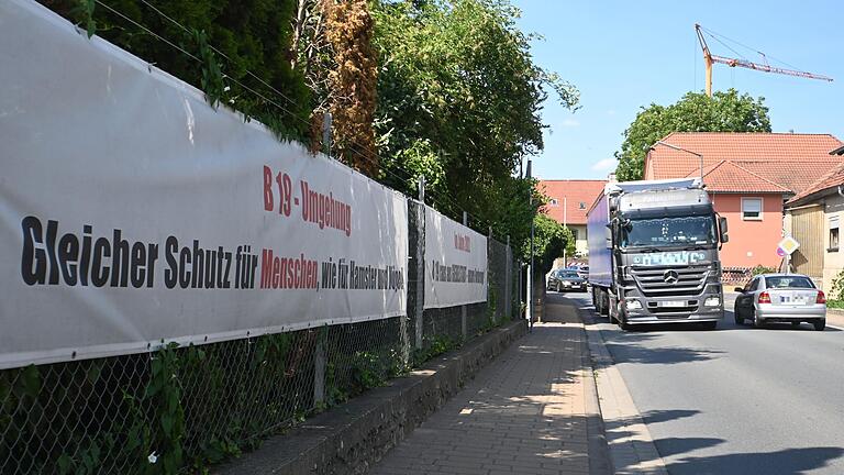 Mit großen Spruchbändern tut ein Anwohner der Giebelstadter Ortsdurchfahrt seine Enttäuschung über den Genehmigungsstop der Umgehungsstraße kund.